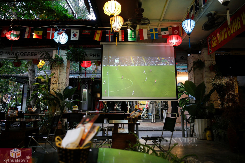 Tổng quan về máy chiếu bóng đá cho quán cà phê